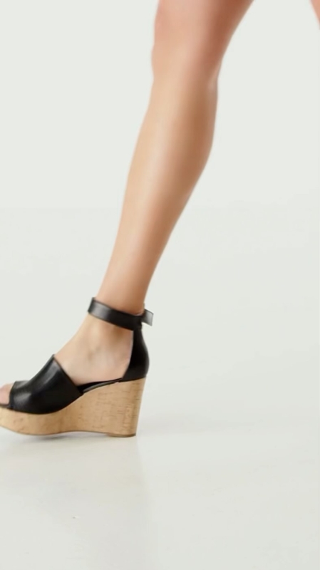 Hoy os presentamos una sandalia #madeinitaly para los looks más atrevidos 