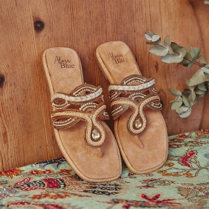 Sandalias que enamoran Nos encanta la pedrería en verano Y a ti? 