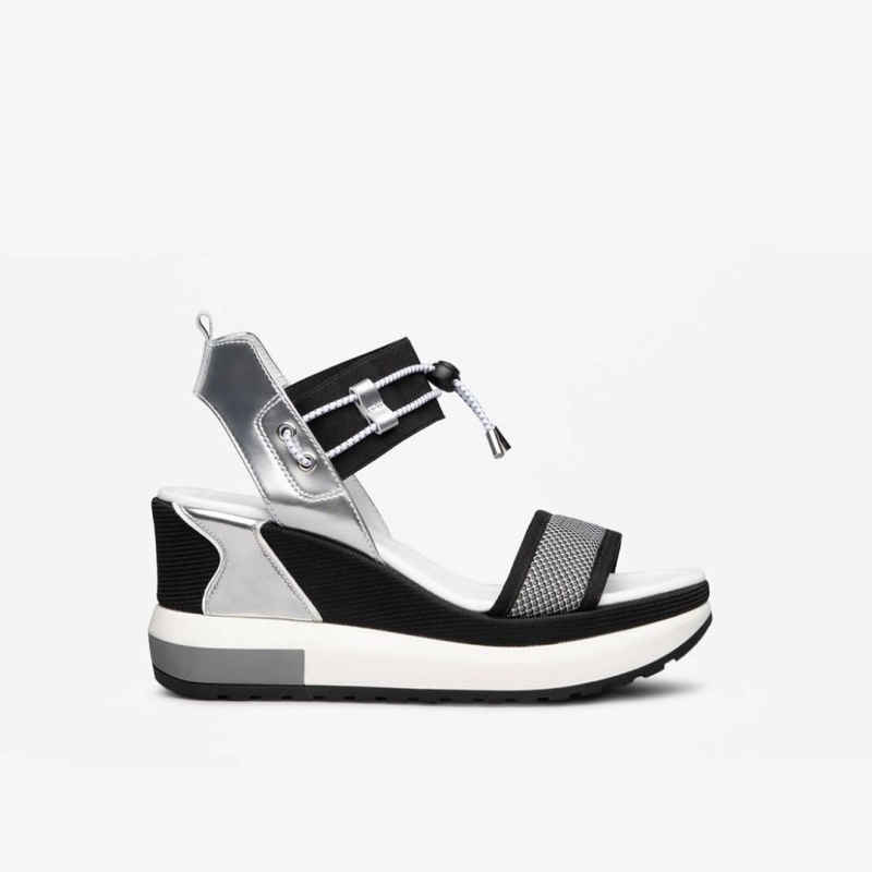 Nos encanta #nerogiardini y ya tenemos en nuestra #wishlist estas sandalias con 