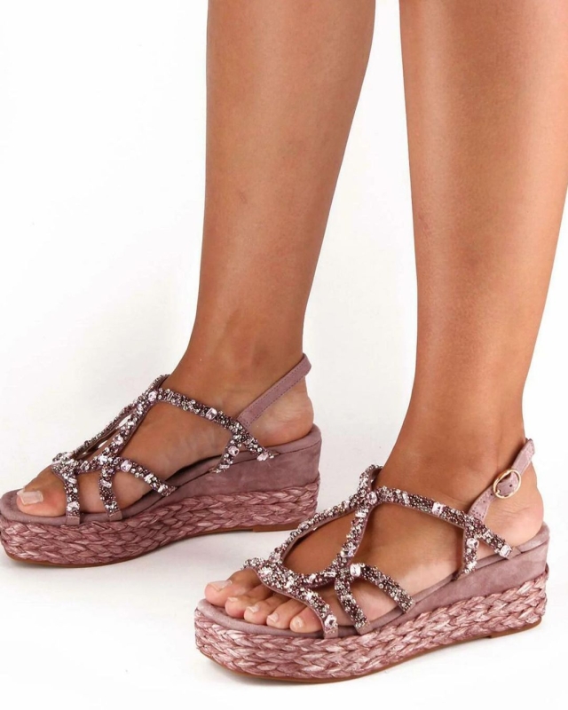 Nos encantan las sandalias de pedrería para el veranoDescubre nuestra 