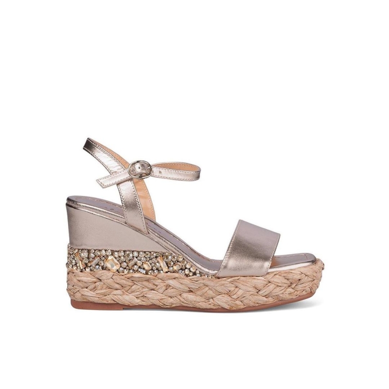 Las sandalias de pedrería son un MUST cada verano Y estas cuñas son #sandalias 