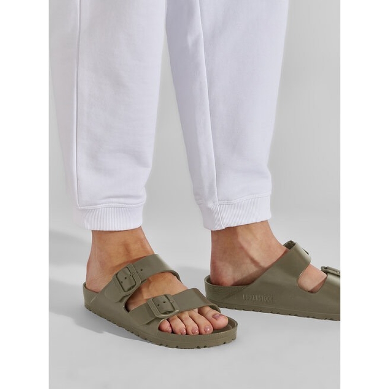 Estáis arrasando con las sandalias #birkenstock de goma para la piscina y la pl 